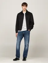 Campera negra Tommy Hilfiger de corte regular, confeccionada en puro algodón, con cuello inglés, cierre de cremallera, dos bolsillos diagonales en la cintura, un bolsillo interior abierto, puños con botón, forro completo y logo de Tommy Hilfiger bordado en el pecho.