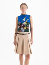 Pollera de largo midi color beige, con pliegues anchos en la parte delantera y cintura elástica.