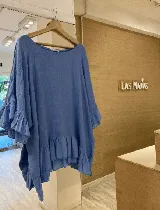 Blusa azul de lino con volados en mangas y ruedo.