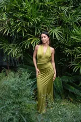 Vestido largo verde musgo de lycra, con escote halter y abertura lateral en la falda. Diseño ajustado al cuerpo.