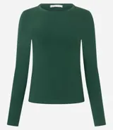 Blusa negra de algodón con cuello redondo y mangas largas.