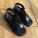 Sandalias negras de cuero vacuno, con plataforma de goma micro forrada en cuero, punta cuadrada y tiras anchas cruzadas sobre el empeine.