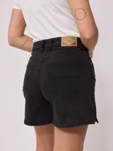 Short de jean celeste, corte regular, con bolsillos delanteros y traseros. Confeccionado en 98% algodón y 2% elastano.