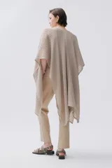 Ruana tejida con lurex, color negro con detalles en verde.