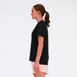 Remera deportiva negra de manga corta, con logo de New Balance estampado en el pecho.