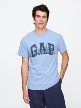 Remera celeste de algodón con cuello redondo y logo de Gap con el skyline de Nueva York estampado en azul.