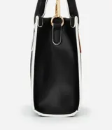 Bolso transversal pequeño tipo bandolera, color negro con detalles en blanco y herrajes dorados. Tiene correa de mano, asa larga desmontable y cierre superior.