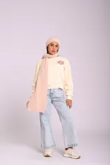 Bufanda tejida color beige, suave y cálida, ideal para complementar tu atuendo.