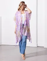Kimono tejido con estampado abstracto en tonos verde, azul y blanco. Tiene mangas cortas amplias y terminación con borlas verdes en el ruedo.