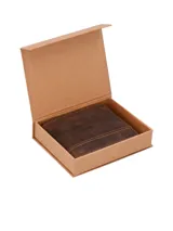 Billetera de cuero marrón con costuras en contraste, ocho ranuras para tarjetas y tecnología RFID.