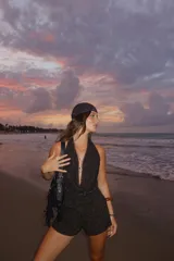 Short de tiro bajo color dorado, con cordones para ajustar.