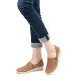 Zapato casual Korium Confort Thia 491 de mujer, color negro, con elásticos laterales, capellada con perforaciones y taco bajo.