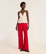 Pantalón wide leg de sastrería color rojo, con cintura alta, elástico en la espalda y cierre lateral.