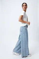 Jean celeste de calce ultra wide con pierna extra ancha y ruedo desflecado, de tiro medio y construcción clásica en denim.