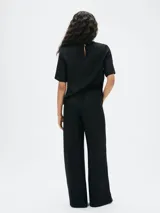 Pantalón negro de corte recto y cintura media.