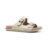 Sandalia casual de cuero color beige con plantilla de cuero, dos tiras anchas con hebillas metálicas ajustables y suela de goma.