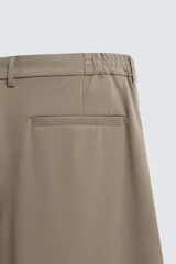 Pantalón regular fit color azul marino, confeccionado en tejido elástico. Cuenta con bolsillos frontales, bolsillos traseros de vivo con botón y cierre frontal con cremallera y botón.