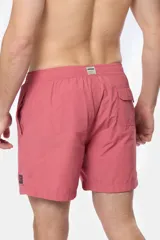 Short de baño azul vibrante, de corte clásico y largo medio, con cintura elástica y cordón ajustable. Cuenta con bolsillos laterales y suspensor de malla fina interior.