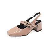 Zapato de tacón bajo color nude, con punta redondeada, doble tira sobre el empeine con hebillas plateadas y pulsera al tobillo.