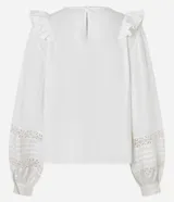 Blusa blanca de tricolina con volados en los laterales, cuello redondo, cierre por gota, mangas abullonadas largas y entremedios en el busto y en las mangas.