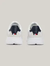 Zapatillas de running Tommy Hilfiger Modern, color blanco con detalles en azul marino y rojo. Confeccionadas en gamuza con interior de poliéster reciclado, plantilla extraíble de poliuretano y suela de EVA.