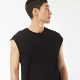 Camiseta negra sin mangas de tejido de canalé.