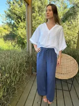 Blusa azul marino de lino, con cuello camisero que forma un escote en V, mangas cortas dobladas y calce holgado.