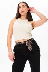 Pantalón negro de corte recto, con cintura alta y pliegues. Incluye cinturón estampado con hebilla.