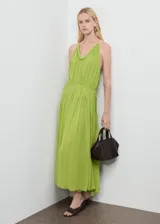 Vestido maxi largo de tejido plisado color verde lima, con tirantes finos y fruncido elástico en la cintura.