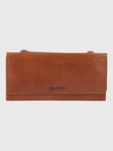 Billetera de cuero color marrón con cierre de solapa y broche a presión. Incluye correa de mano extraíble.