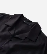 Camisa masculina de lino negro, modelo boxy, con cuello bowling y manga corta.