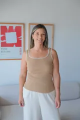 Musculosa de tejido acanalado color tostado, con escote cuadrado y ribete blanco en el contorno del escote y las sisas.
