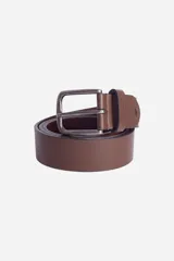 Cinto marrón de cuero con hebilla metálica plateada.