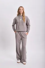 Canguro gris oscuro con efecto lavado y estampado de Stitch.