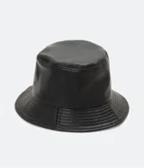 Sombrero tipo bucket negro de cuero sintético con ala mediana.