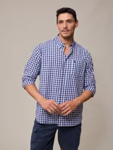 Camisa de manga larga con estampado a cuadros azul y blanco, confeccionada en algodón con efecto peach y bolsillo en el pecho.