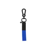 Llavero con mosquetón metálico negro, argolla y cinta de poliéster azul con detalle de etiqueta negra con logo XL.