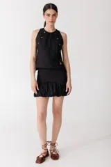 Musculosa color borgoña con cuello redondo y detalle de botones dorados en los hombros.