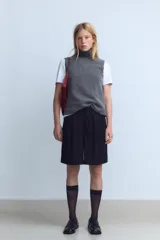 Top gris de cuello alto y sin mangas.