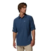 Camisa de manga larga color arena de la marca Columbia, modelo Silver Ridge. Cuenta con dos bolsillos frontales con solapa y cierre de botón, tecnología Omni-Shade™ UPF 50 para protección solar, Omni-Wick™ para absorción de la humedad y ventilación en la espalda.