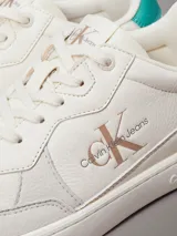 Zapatillas urbanas Calvin Klein Jeans color blanco con detalles en color celeste en el talón y logo CK en color beige en el lateral.