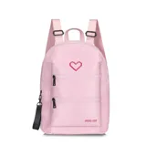 Mochila pequeña color rosa con dos bolsillos frontales con cierre, logo de corazón bordado y llavero desmontable.