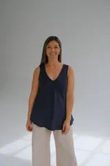 Musculosa azul marino de lino italiano con escote en V en delantero y espalda, de corte acampanado.
