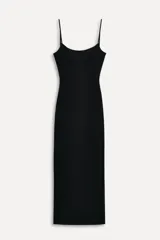 Vestido midi negro de breteles finos, escote recto y falda ajustada con abertura lateral.
