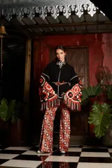 Kimono negro con cuello mao y estampado geométrico en mangas y ruedo, con flecos. Incluye cinturón con apliques.
