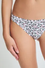 Colaless de encaje blanco con forro de algodón.
