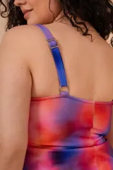 Camiseta tankini estampada con nudo en el escote y breteles regulables. No incluye la parte de abajo. Confeccionada con tela que contiene fibra LYCRA® XTRA LIFE™.