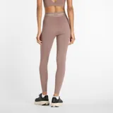 Calza deportiva color marrón topo, de tiro alto, con cintura elástica con logo New Balance.