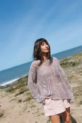 Buzo de punto tejido a mano, con diseño patchwork de cables y silueta holgada, de manga larga y cuello a la base.