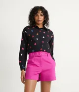 Camisa de manga larga negra con estampado de corazones multicolores.